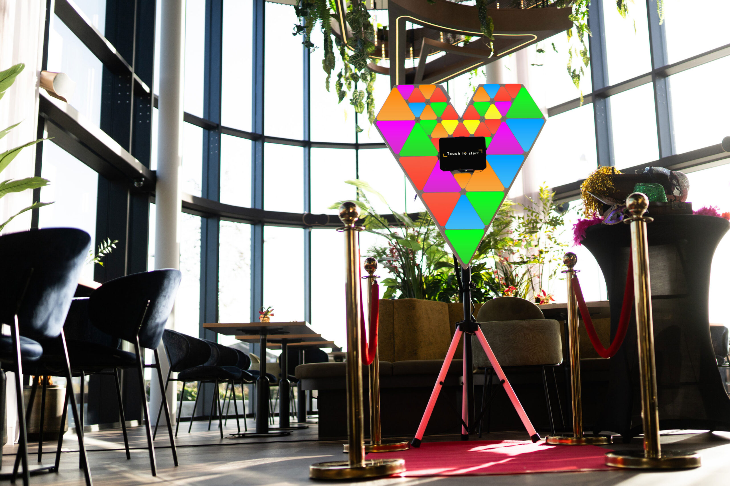 Love photobooth in regenboogkleuren